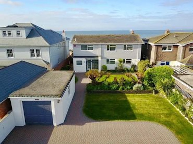 5 bedroom detached house