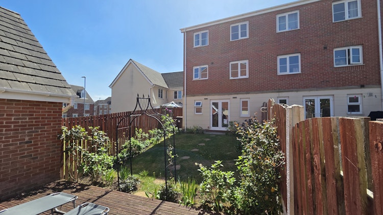 4 bedroom end of terrace house