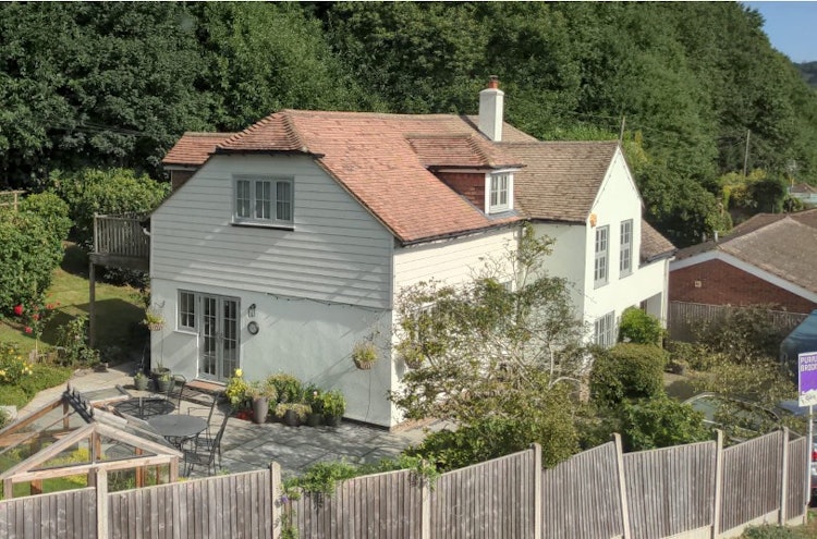 5 bedroom detached house