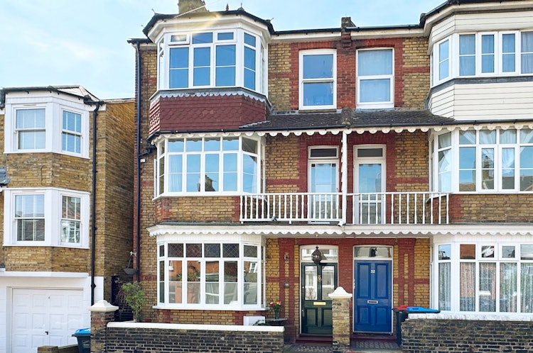 6 bedroom semi-detached house