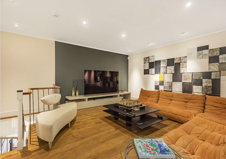 5 bedroom detached house