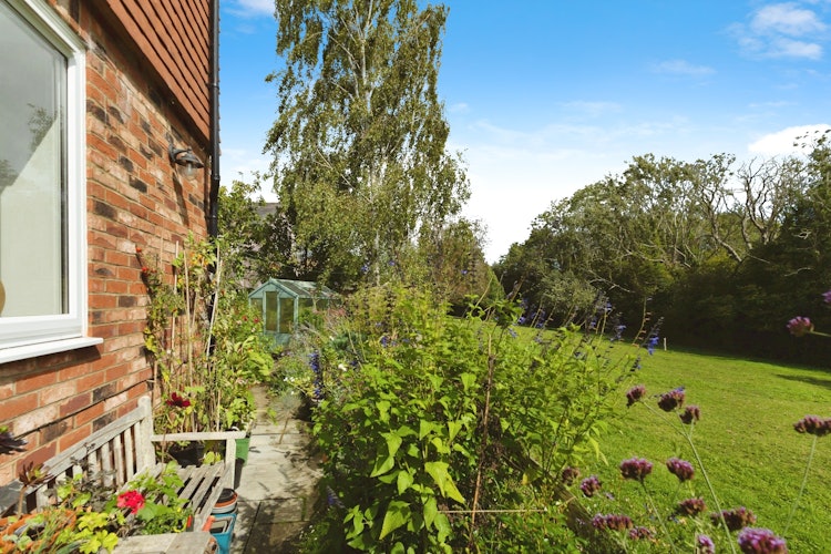 2 bedroom detached house
