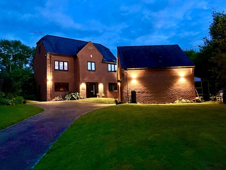 6 bedroom detached house