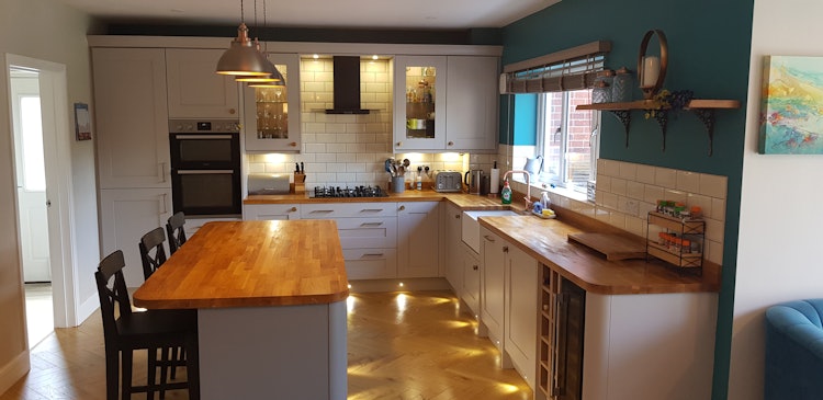5 bedroom detached house