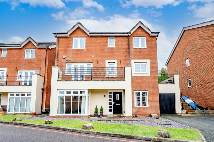 6 bedroom detached house