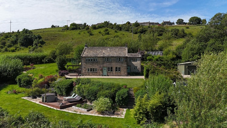 5 bedroom detached house