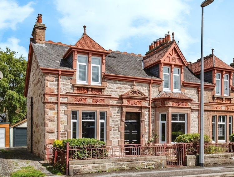5 bedroom end of terrace house