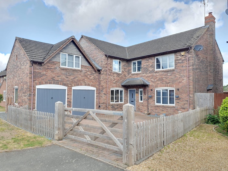 5 bedroom detached house