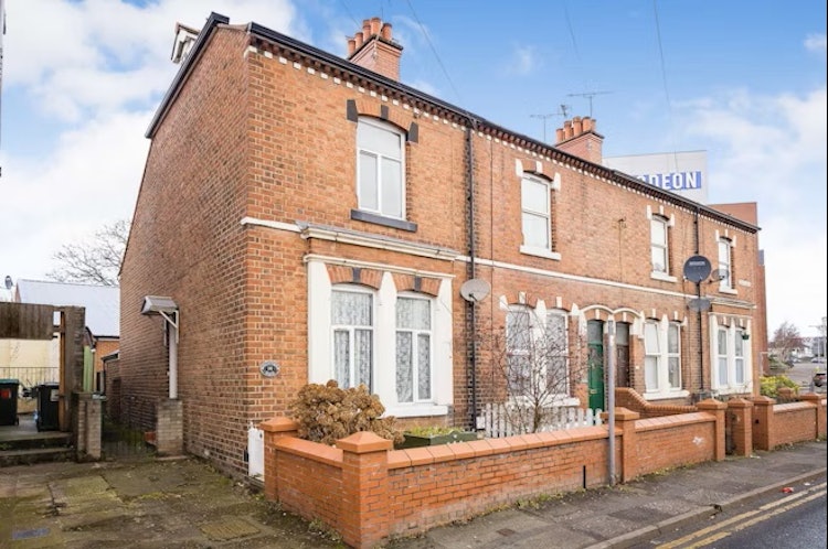 3 bedroom end of terrace bungalow