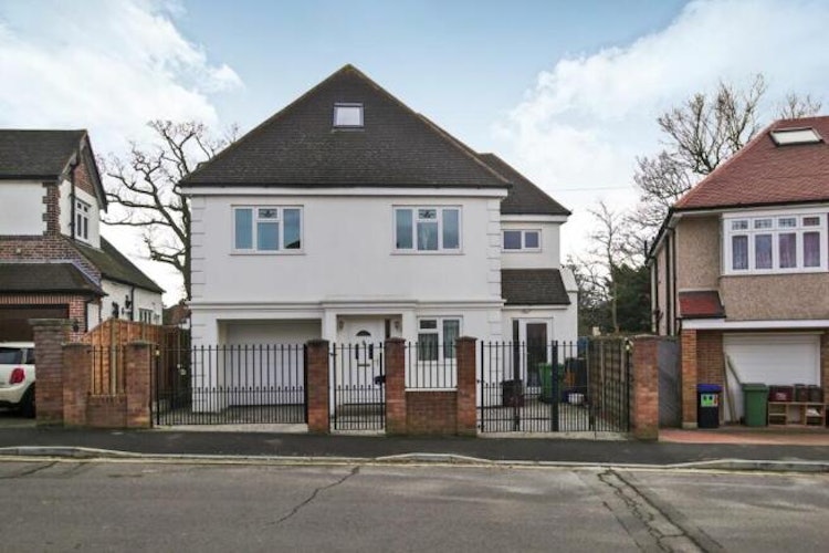 6 bedroom detached house