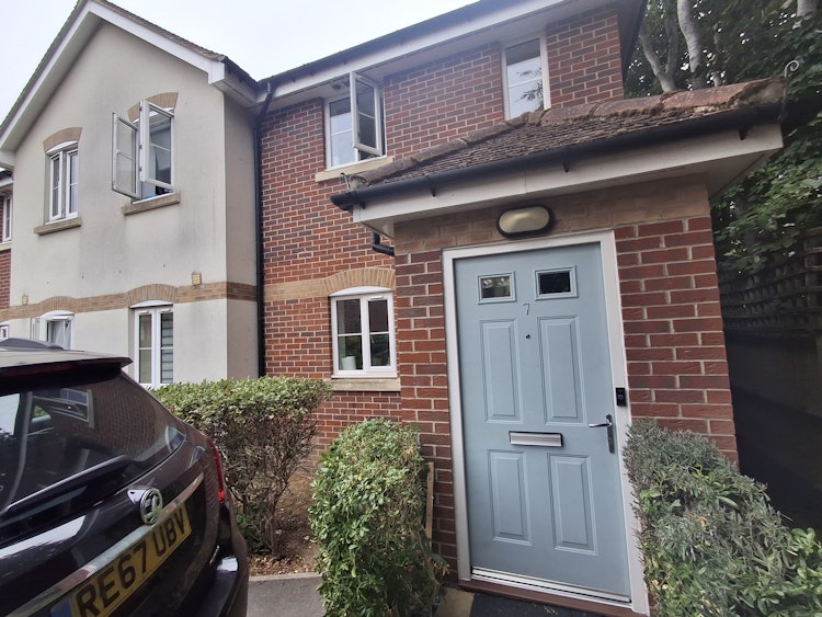 2 bedroom maisonette