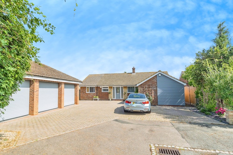 5 bedroom detached bungalow