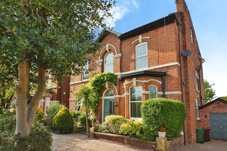 6 bedroom detached house