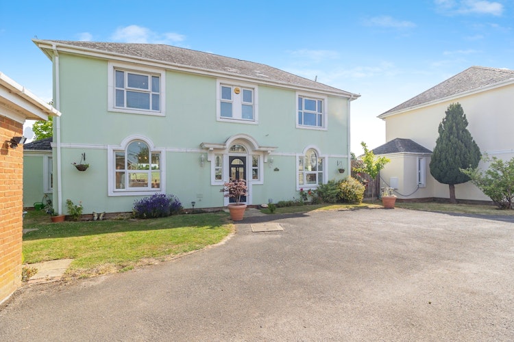 5 bedroom detached house