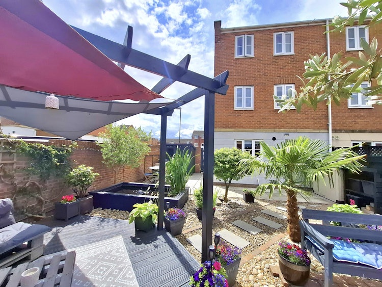 4 bedroom end of terrace house