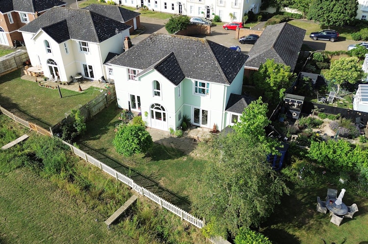 5 bedroom detached house