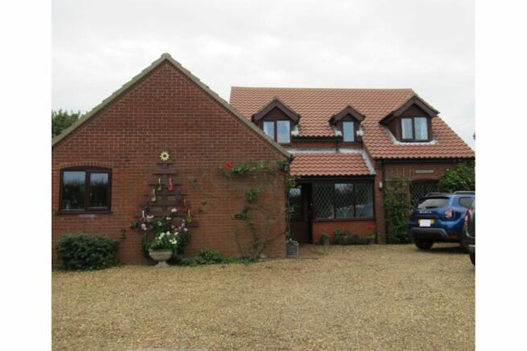 5 bedroom detached house