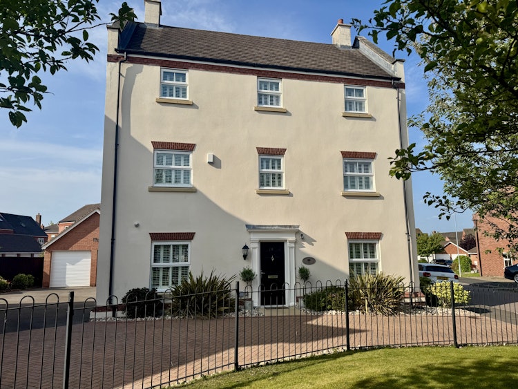 5 bedroom detached house