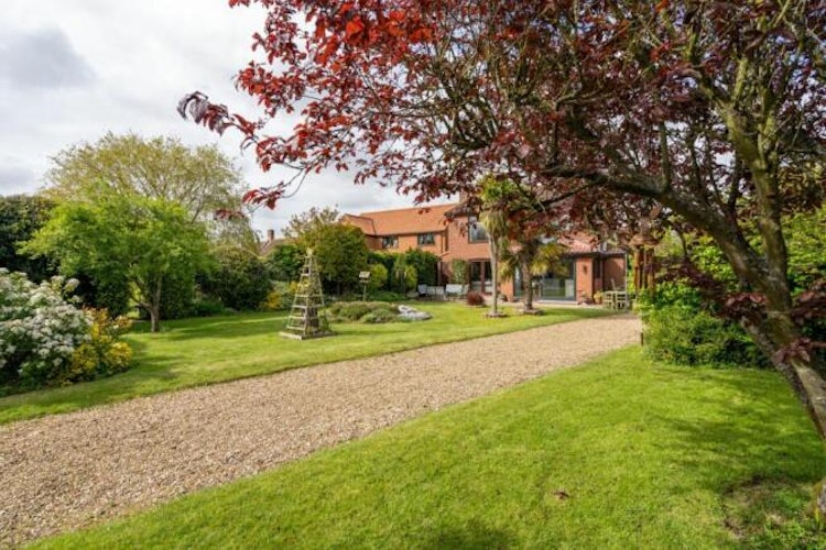 5 bedroom detached house