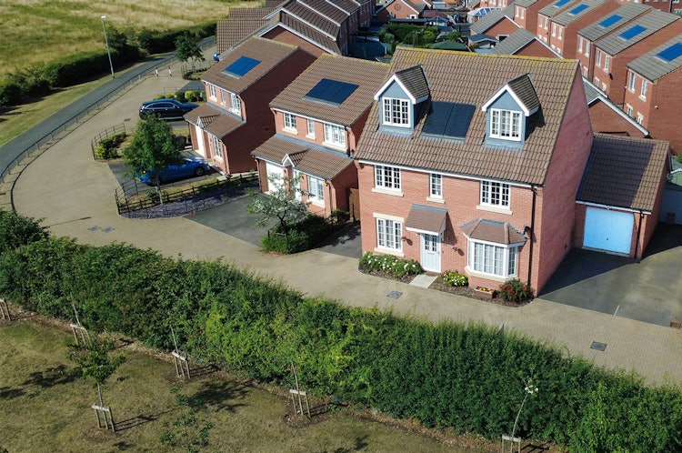 5 bedroom detached house