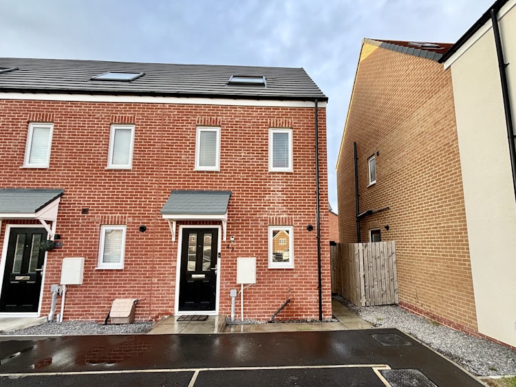 3 bedroom end of terrace house