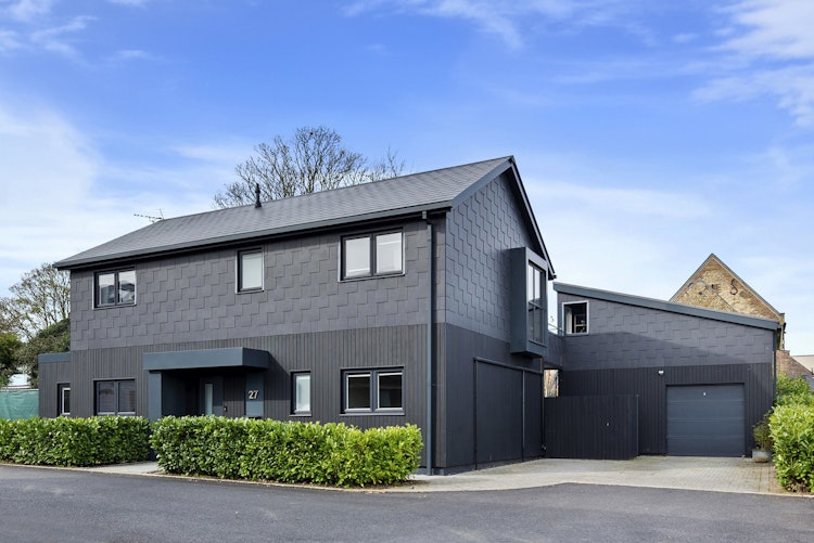 6 bedroom detached house