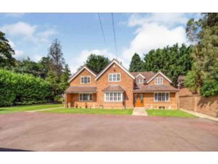 5 bedroom detached house
