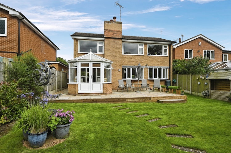 5 bedroom detached house