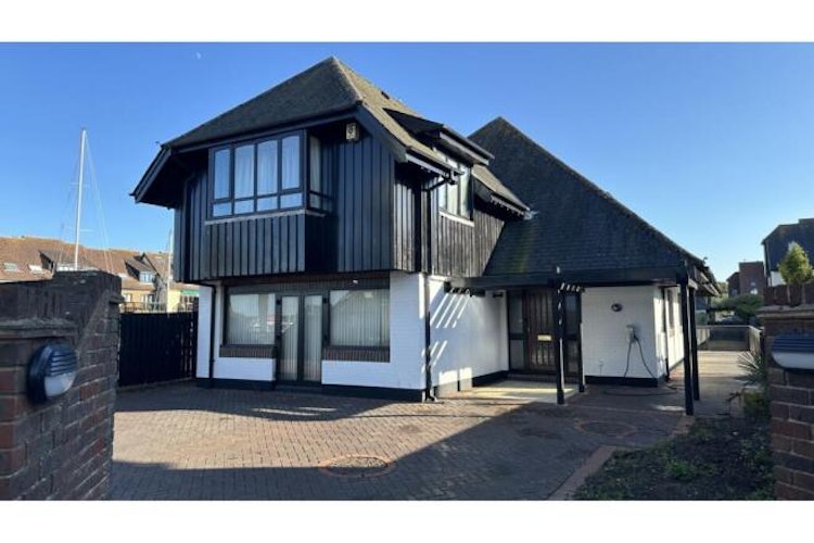 4 bedroom detached house