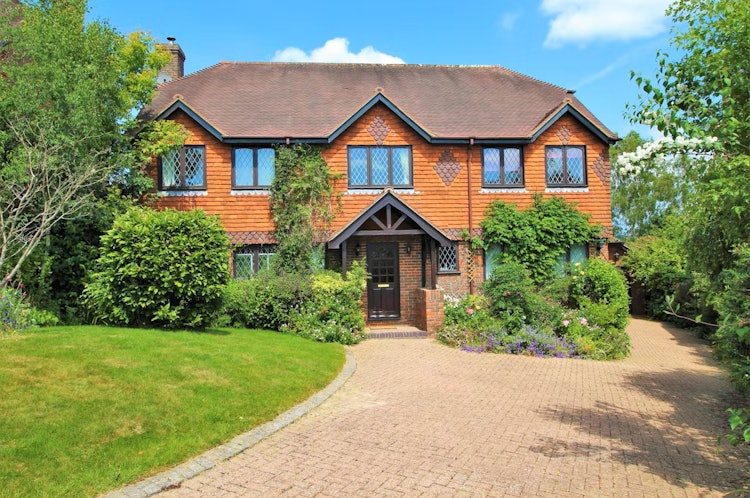 5 bedroom detached house
