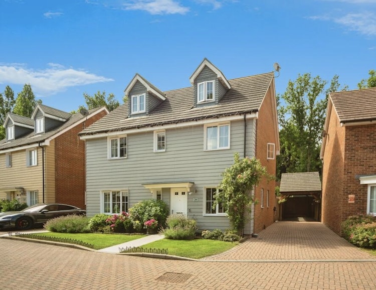 5 bedroom detached house