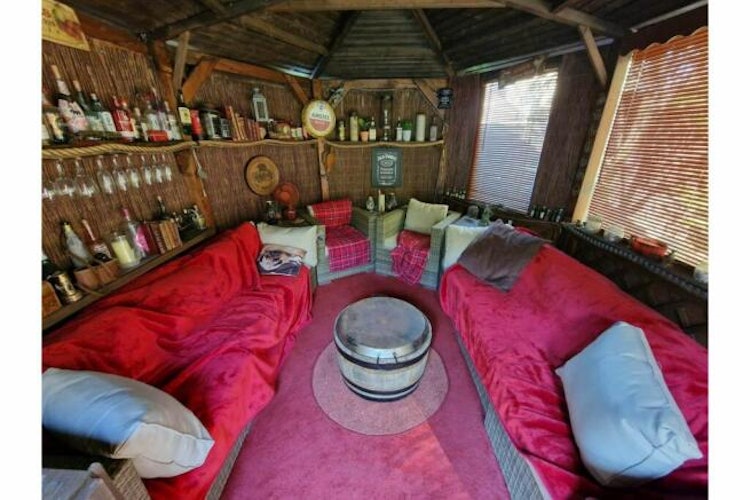 5 bedroom detached house