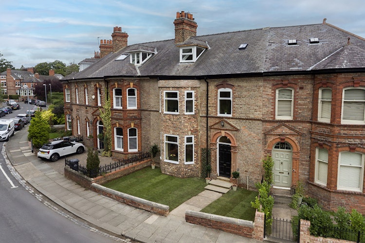 6 bedroom terraced house