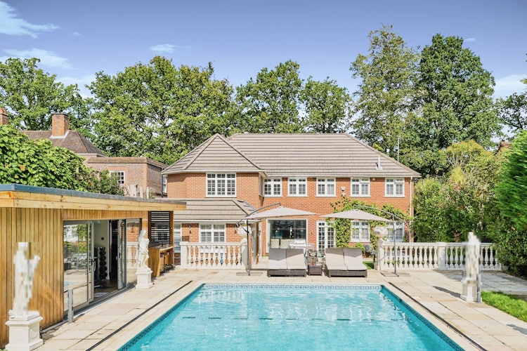 5 bedroom detached house