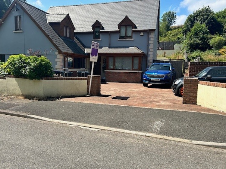 5 bedroom detached house