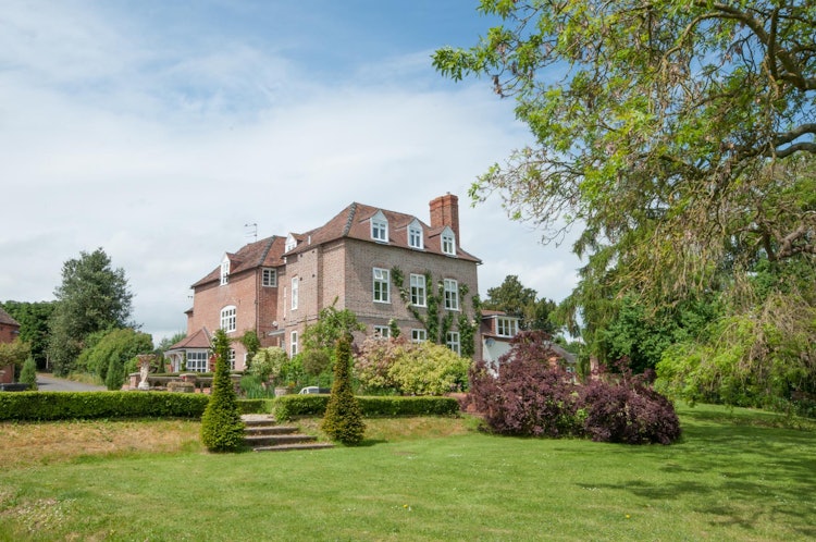 9 bedroom detached house