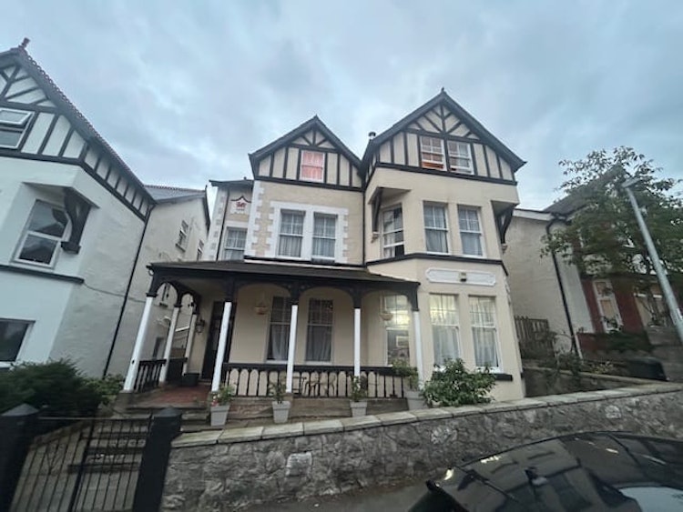 8 bedroom detached house