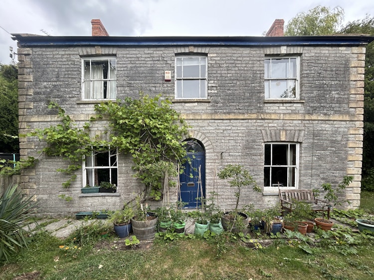 5 bedroom detached house