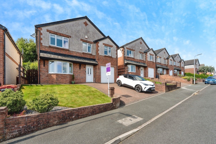 5 bedroom detached house