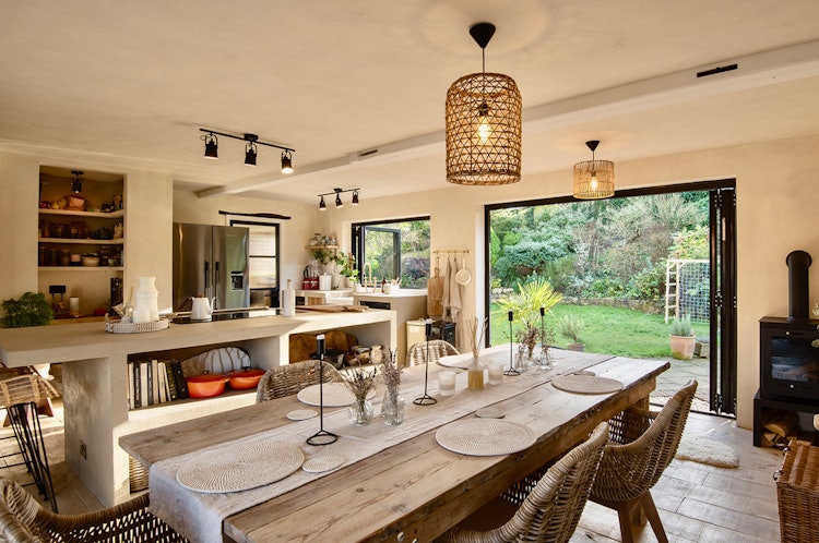 5 bedroom detached house