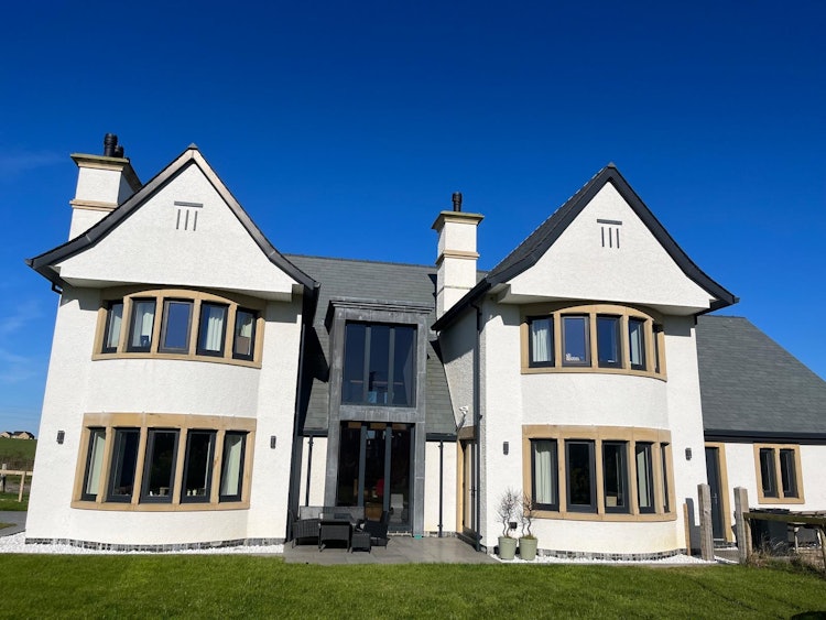 5 bedroom detached house