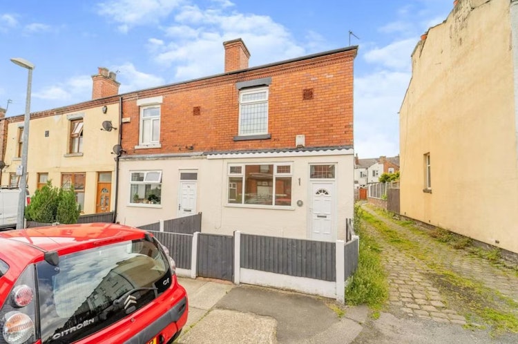 3 bedroom end of terrace bungalow