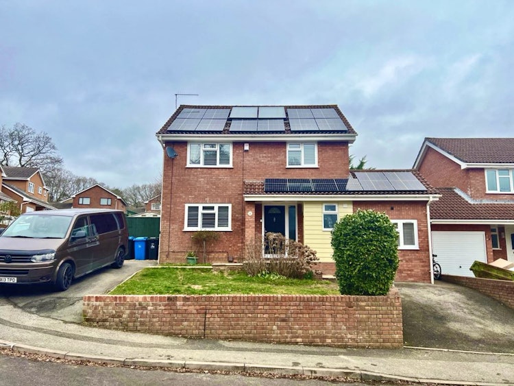 5 bedroom detached house