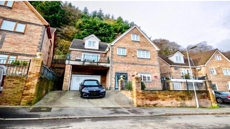 5 bedroom detached house