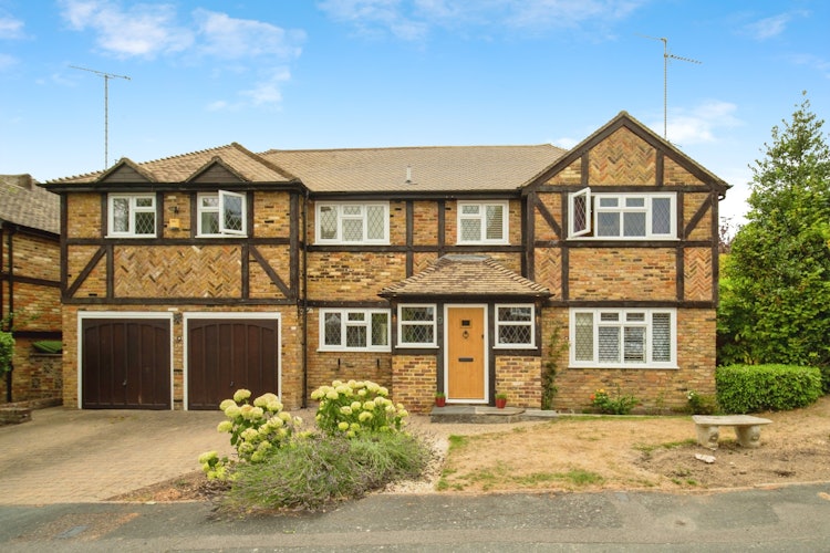 5 bedroom detached house