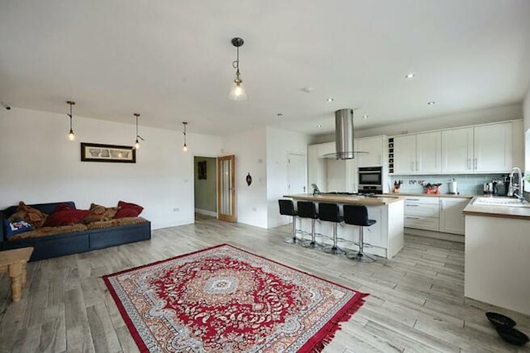 5 bedroom detached house