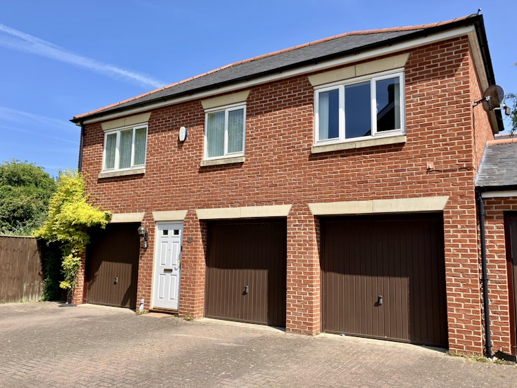 2 bedroom detached house