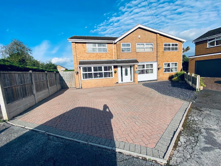 6 bedroom detached house