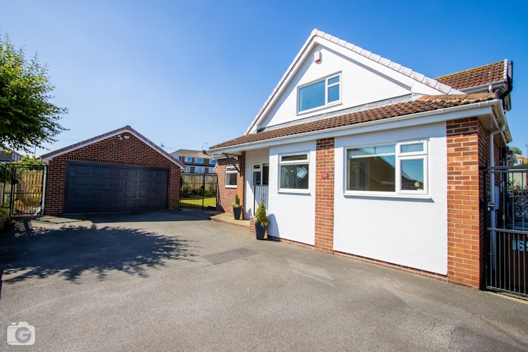 5 bedroom detached house