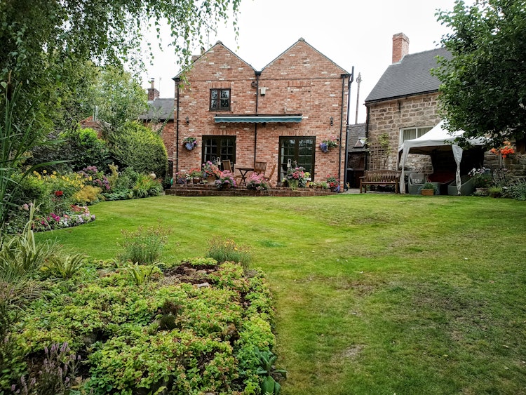 5 bedroom detached house